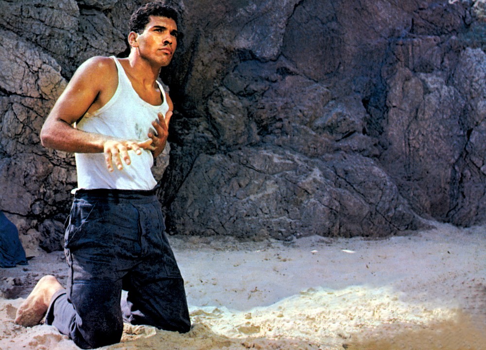 Brahim Haggiag dans le rôle de l'Arabe dans L'étranger de Luchino Visconti, 1967.